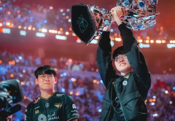 Faker-lifting-the-Worlds-2025-trophy-1024x576.jpg